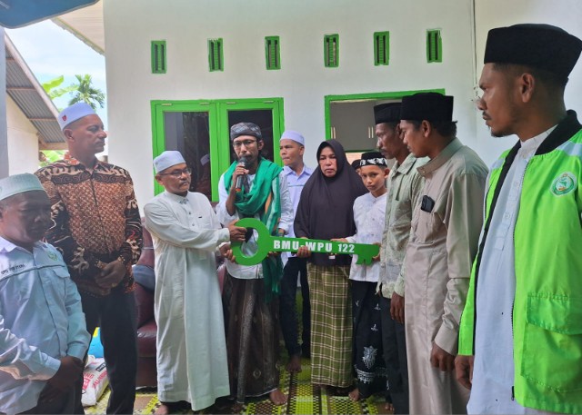 Abiya Jeunieb serahkan rumah bantuan layak huni