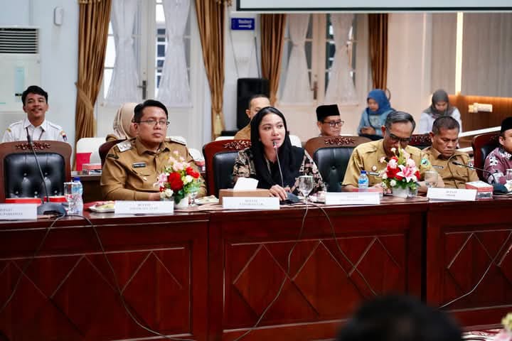 Bupati Dharmasraya Annisa menyampaikan usulan dalam Rapat Terbatas Kepala Daerah se Sumatera Barat bersama Menteri Agraria dan Tata Ruang/Kepala BPN, Nusron Wahid, dan Anggota DPR RI Andre Rosiade, di Padang, beberapa hari lalu.