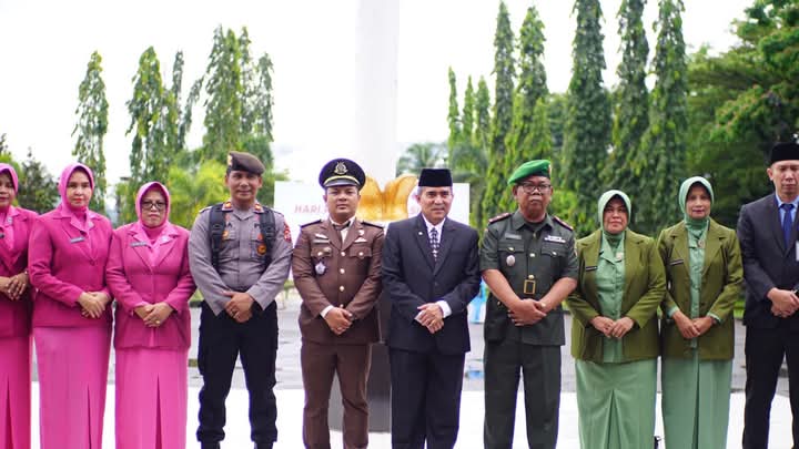 Upacara Hardiknas 2025 di Dharmasraya Berlangsung Khidmat 1 Upacara Peringatan Hari Pendidikan Nasional (Hardiknas) tahun 2025 , di halaman antor bupati setempat, Jum'at (02/05/2025). (Foto: Diskominfo Dharmasraya)