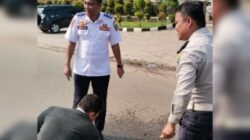 Antisipasi Kecelakaan, Dishub Dharmasraya Tutup Beberapa Lubang di Jalan Ramai Kendaraan 4 Antisipasi Kecelakaan, Dishub Dharmasraya Tutup Beberapa Lubang di Jalan Ramai Kendaraan