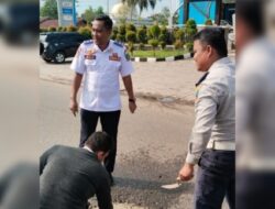 Antisipasi Kecelakaan, Dishub Dharmasraya Tutup Beberapa Lubang di Jalan Ramai Kendaraan