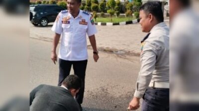 Antisipasi Kecelakaan, Dishub Dharmasraya Tutup Beberapa Lubang di Jalan Ramai Kendaraan 1 Antisipasi Kecelakaan, Dishub Dharmasraya Tutup Beberapa Lubang di Jalan Ramai Kendaraan