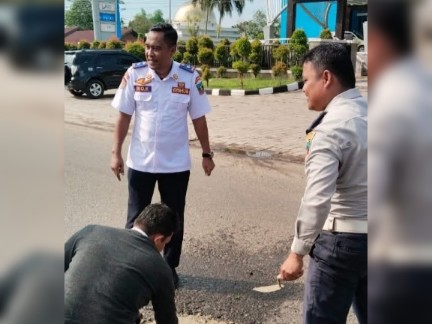 Antisipasi Kecelakaan, Dishub Dharmasraya Tutup Beberapa Lubang di Jalan Ramai Kendaraan