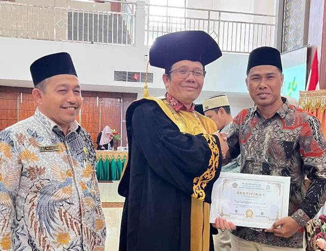 Harian Daerah Dapat Penghargaan dari Rektor UIN Sultanah Nahrasiyah di Milad Ke-56 1 UIN Sultanah Nahrasiyah