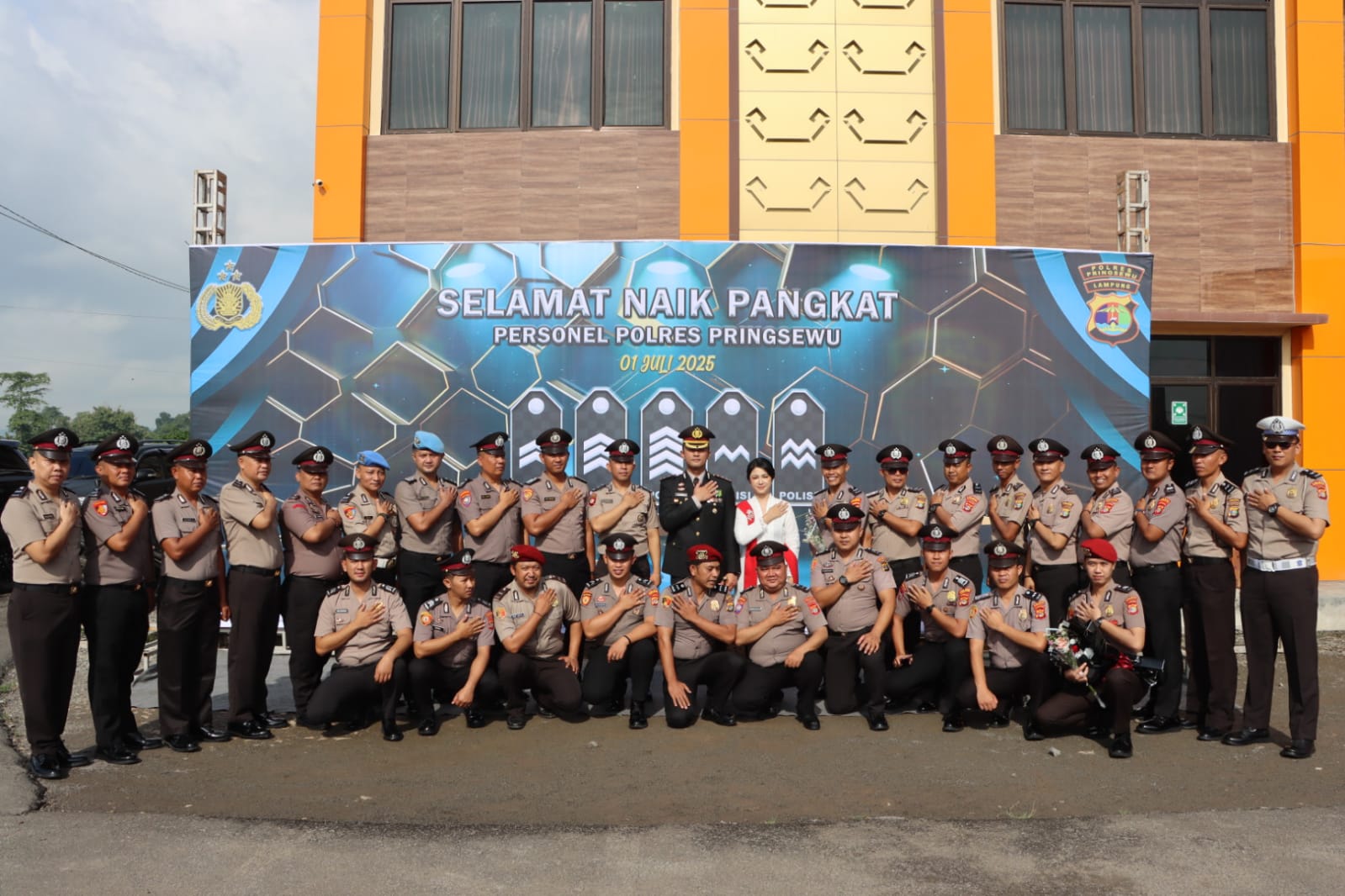42 Personel Polres Pringsewu Naik Pangkat di Hari Bhayangkara ke-79, Keluarga Ikut Pasangkan Tanda Pangkat 1 IMG 20250701 WA0057