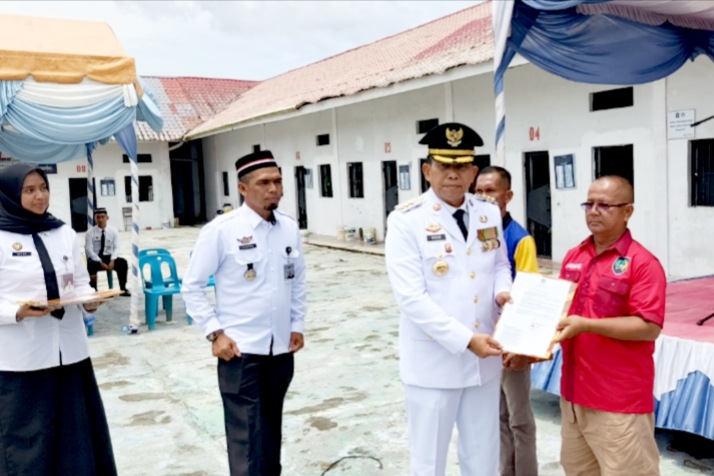 Bupati Simeulue, Mohammad Nasrun, S.H., M.H., menyerahkan secara simbolis remisi kepada 70 Warga Binaan Lembaga Pemasyarakatan (Lapas) Kelas III Sinabang, Kanwil Ditjenpas Aceh. Minggu (17/08/2025). Foto/hariandaerah.com