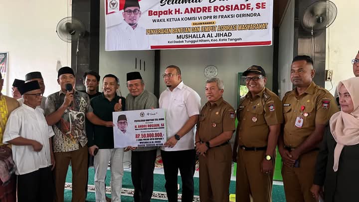 Penyerahan bantuan dan jemput aspirasi masyarakat oleh Wakil Ketua Komisi VI DPR RI, Andre Rosiade di Mushala Al Jihad, Jalan Denai, Dadok Tunggul Hitam.(Foto: Diskominfo Padang)