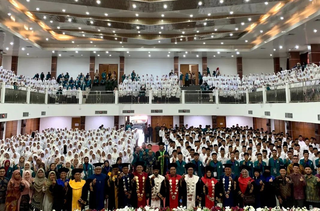 Prof, Dr. Danial, M.Ag Rektor UIN SUNA Sambut Mahasiswa Baru Lewat PBAK 2025 di Gedung Serbaguna kampus setempat, hariandaerah.com