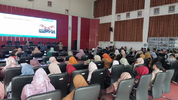 Peserta dari berbagai lembaga pendidikan dan tokoh agama mengikuti sosialisasi Smart Surau di Balai Kota Padang.(Foto:Diskominfo Padang) 