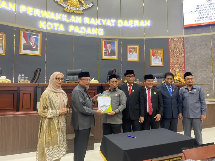Ketua DPRD Kota Padang, Muharlion, bersama unsur pimpinan DPRD menerima dokumen KUA-PPAS APBD 2026 dalam Rapat Paripurna.(Foto:Diskominfo Padang)