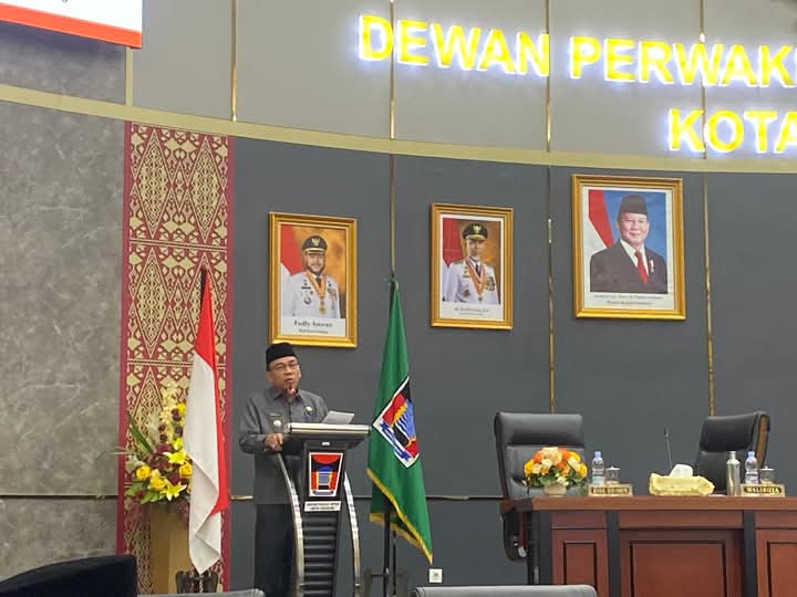 Wakil Wali Kota Padang, Maigus Nasir, menyampaikan pendapat akhir dalam Rapat Paripurna DPRD Kota Padang terkait KUA-PPAS APBD 2026.(Foto:Diskominfo Padang)