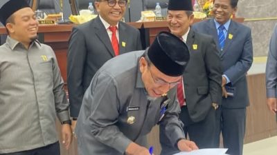 Wakil Wali Kota Padang, Maigus Nasir, menandatangani nota persetujuan KUA-PPAS APBD Kota Padang TA 2026 disaksikan pimpinan DPRD.(Foto:Diskominfo Padang)