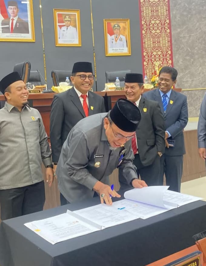 Wakil Wali Kota Padang, Maigus Nasir, menandatangani nota persetujuan KUA-PPAS APBD Kota Padang TA 2026 disaksikan pimpinan DPRD.(Foto:Diskominfo Padang)