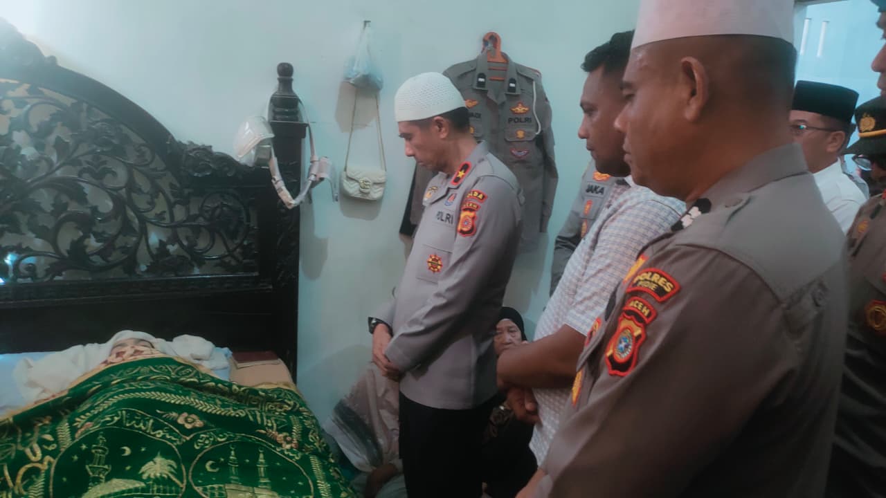 Kapolda Aceh Melayat ke Rumah Duka Istri Personel Polres Pidie 1 WhatsApp Image 2025 08 27 at 11.31.57