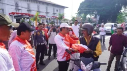 Bagikan 15 Ribu Bendera, Warga Padang Diimbau Kibarkan Bendera Merah Putih. (Foto: Diskominfo Padang)