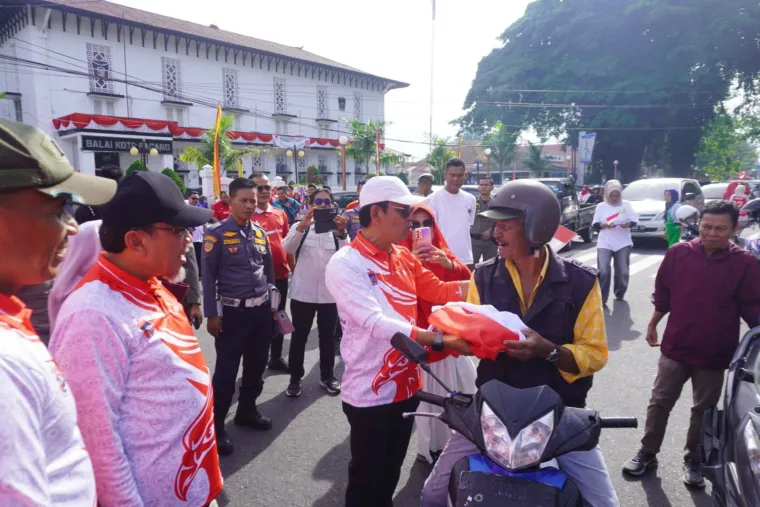 Bagikan 15 Ribu Bendera, Warga Padang Diimbau Kibarkan Bendera Merah Putih. (Foto: Diskominfo Padang)