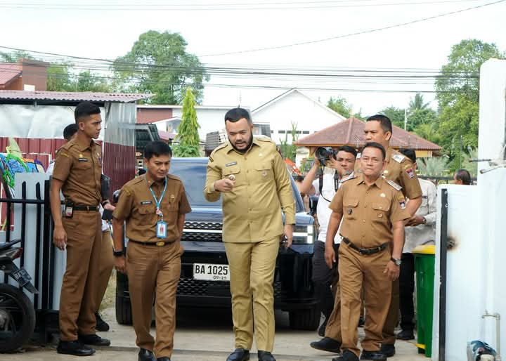 Wali Kota Padang, Fadly Amran tinjau langsung program pastikan warga kurang mampu dapat makanan sehat.(Foto:Diskominfo Padang)