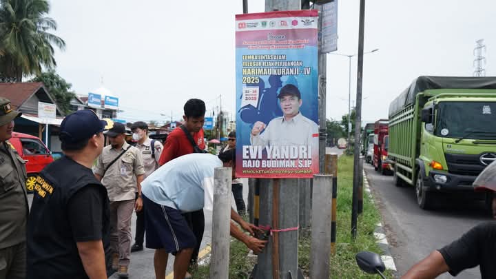 Pemerintah Kota Padang melakukan penertiban terhadap spanduk dan baliho liar (Foto:Diskominfo Padang)