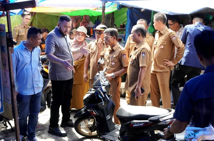 Wali kota Padang, Fadly Amran Saat kunjungannya ke Pasar Raya Blok A dan Pasar Ulak Karang (Foto:Diskominfo Padang)