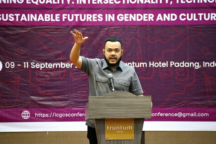 Wako Padang, Fadly Amran jelaskan di depan peserta ICGCS 2025 jika terjadi kekerasan segera tekan tombol 'panic button' yang ada di aplikasi Padang Mobile (Foto:Diskominfo Padang)