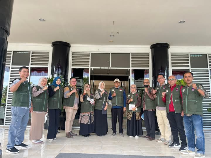 Satgas KTR Kota Padang Lakukan Sosialisasi ke Sejumlah Instansi Kesehatan 1 Satuan Tugas Kawasan Tanpa Rokok (KTR) Kota Padang bersama Tim Andalas Tobacco Control (ATC) sosialisasi ke sejumlah instansi kesehatan di Kota Padang (Foto:Diskominfo Padang)