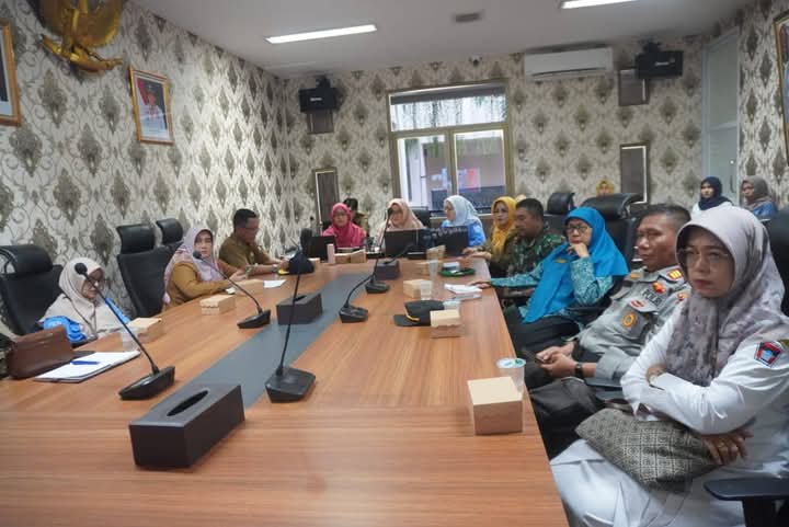 Lahirkan Beragam Inovasi, Klinik Pratama Buah Hati Masuk Nominasi 5 Besar Nasional 1 Penilaian secara hybrid tim Kementerian Kependudukan dan Pembangunan Keluarga (Kemendukbangga)/BKKBN di ruang Asisten Setda Kota Padang.(Foto:Diskominfo Padang)
