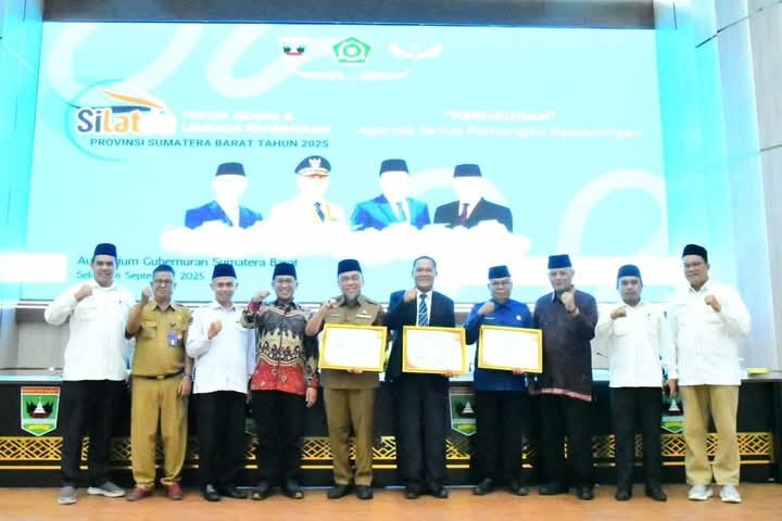 Pemko Padang bersama Forum Kerukunan Umat Beragama (FKUB) Kota Padang meraih penghargaan dari FKUB Sumatera Barat (Foto: Diskominfo Padang)