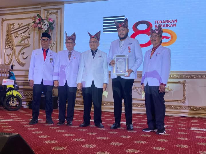 Wako Fadly Amran Dianugerahi Lencana Jasa Pratama di HUT PMI ke-80 1 Wali Kota Padang, Fadly Amran terima penghargaan bergengsi, Lencana Jasa Pratama yang digelar di Auditorium Universitas Baiturrahmah (Foto:Diskominfo Padang)
