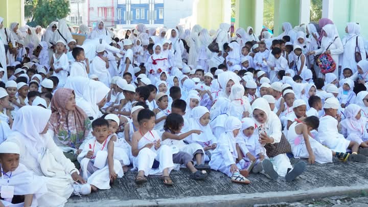 Ribuan anak-anak PAUD se-Kota Padang berbusana ihram dan gamis putih mengikuti rangkaian Manasik Haji yang digelar oleh Himpaudi Kota Padang (Foto:Diskominfo Padang)