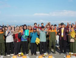 Aksi Bersih Pantai Warnai World Cleanup Day 2025 di Padang