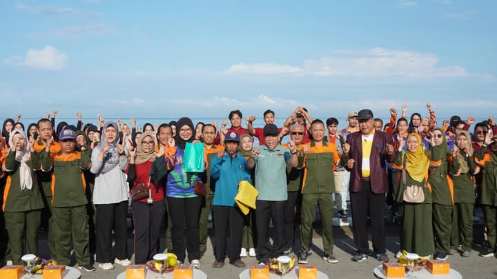 World Cleanup Day (WCD) 2025 ramai oleh ratusan peserta yang bergotong royong membersihkan area pesisir pantai (Foto:Diskominfo Padang)