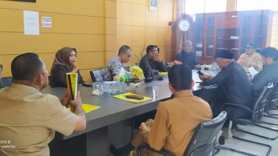 Ketua DPRK, Rasmanudin H. Rahamin, SE, M.M., mengumpulkan seluruh pimpinan dewan dalam rapat khusus, di Ruang Pimpinan, Selasa (09/09/2025) kemarin. Foto: ist