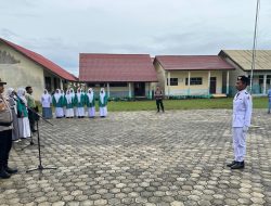 Pimpin Upacara Sawe Sikula di SMKN 1 Padang Rubek, Kapolsek Kuala Pesisir Tekankan Disiplin, Etika, dan Keselamatan Berlalu Lintas