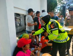 Kasat Lantas Turun Langsung Bagikan Makanan dan Minuman kepada Peserta Aksi