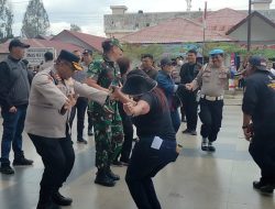 Kapolres Karo Ikut Joget Bersama Massa Usai Aksi Damai
