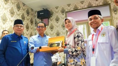 Kepala Badan Kesbangpol, Tarmizi Ismail sambut kedatangan Forum Kerukunan Umat Beragama (FKUB) Kabupaten Aceh Tamiang di Kantor Balai kota(Foto: Diskominfo Padang)
