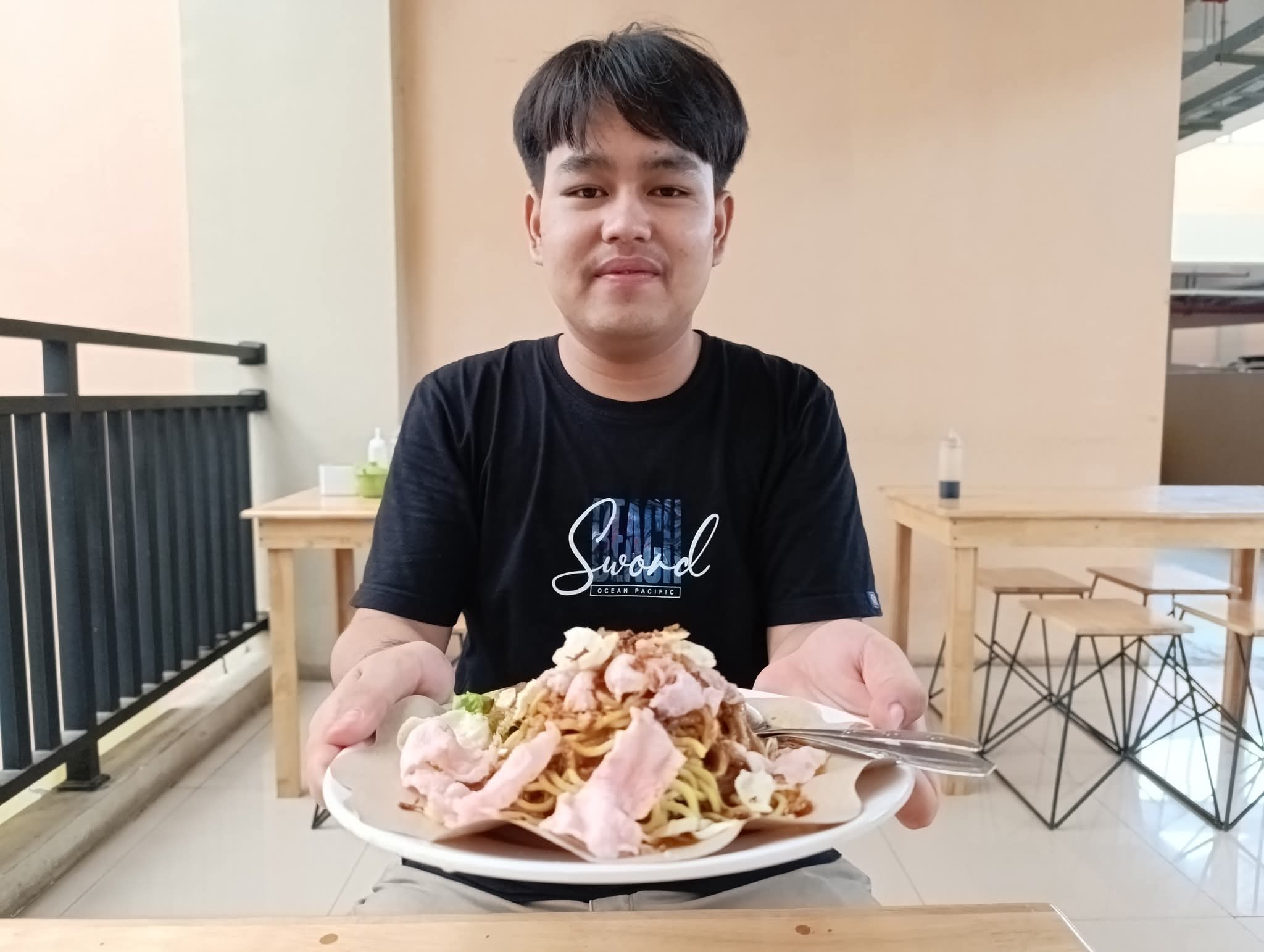 Bofet Garuda 'Legend' di Pasar Raya Itu Masih Ada 1 Fikru, cucu pemilk Bofet Garuda saat ditemui di Gedung Fase VII Pasar raya Padang (Foto:Diskominfo Padang)