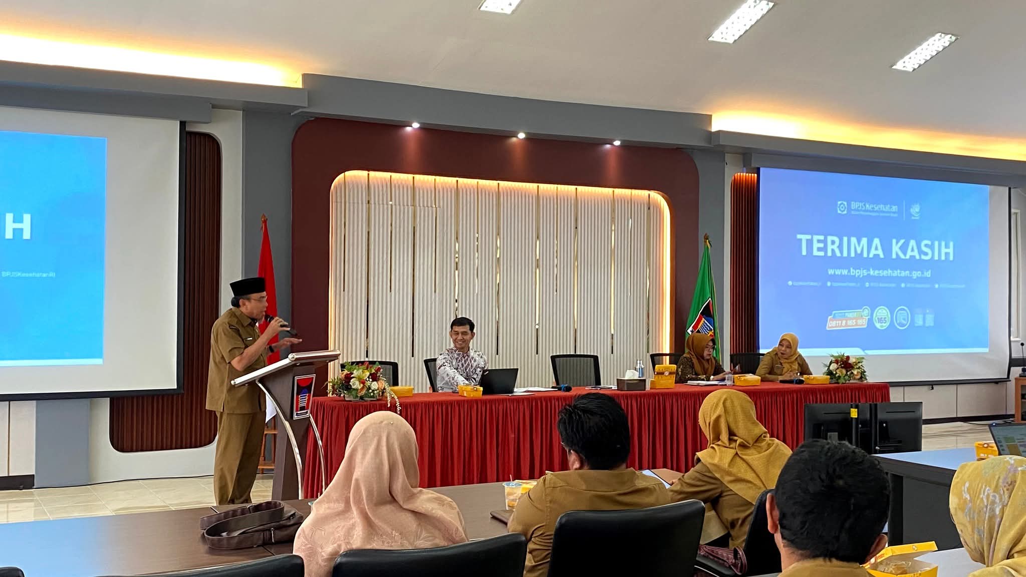 Maigus Nasir saat memimpin rapat evaluasi bersama satuan kerja di Kantor Dinas Kesehatan Kota Padang.(Foto:Diskominfo Padang)