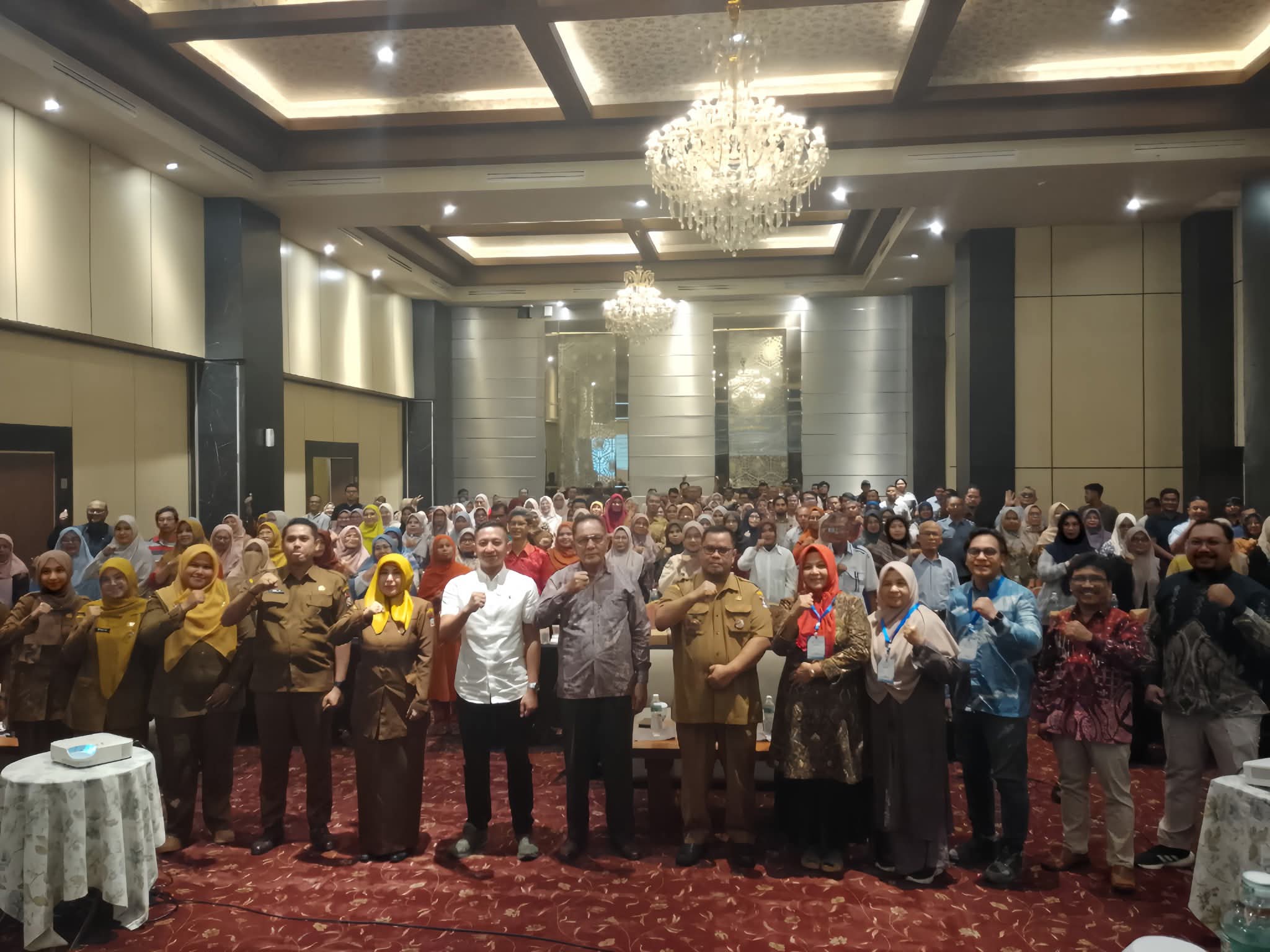 Pendidikan dan Pelatihan (Diklat) serta Sertifikasi Uji Kompetensi pengurus koperasi konvensional dan syariah yang digelar di Hotel Axana Padang.(Foto:Diskominfo Padang)