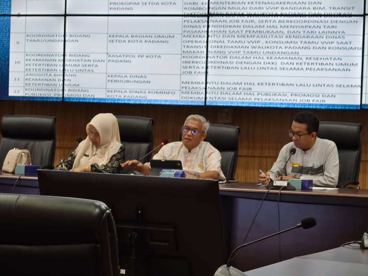 Kepala Disnakerin Kota Padang, Ferry Erviyan Rinaldy pimpin rapat persiapan Job Fair Hybrid Padang 2025 di Ruang Rapat Abu Bakar Jaar Balai Kota Padang. (Foto:Diskominfo Padang)