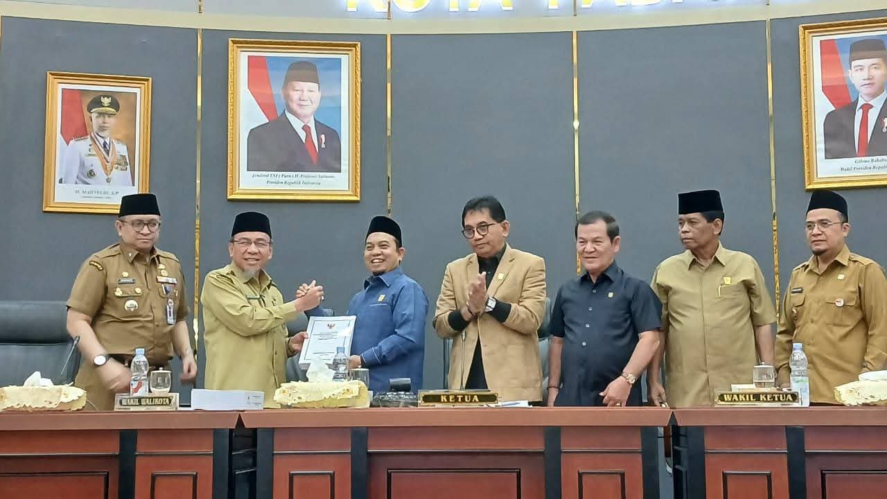 Wakil Wali Kota Padang Maigus Nasir menyerahkan dokumen Ranperda APBD Tahun 2026 kepada Ketua DPRD Kota Padang, Muharlion, dalam rapat paripurna di Gedung DPRD Kota Padang.(Foto:Diskominfo Padang)