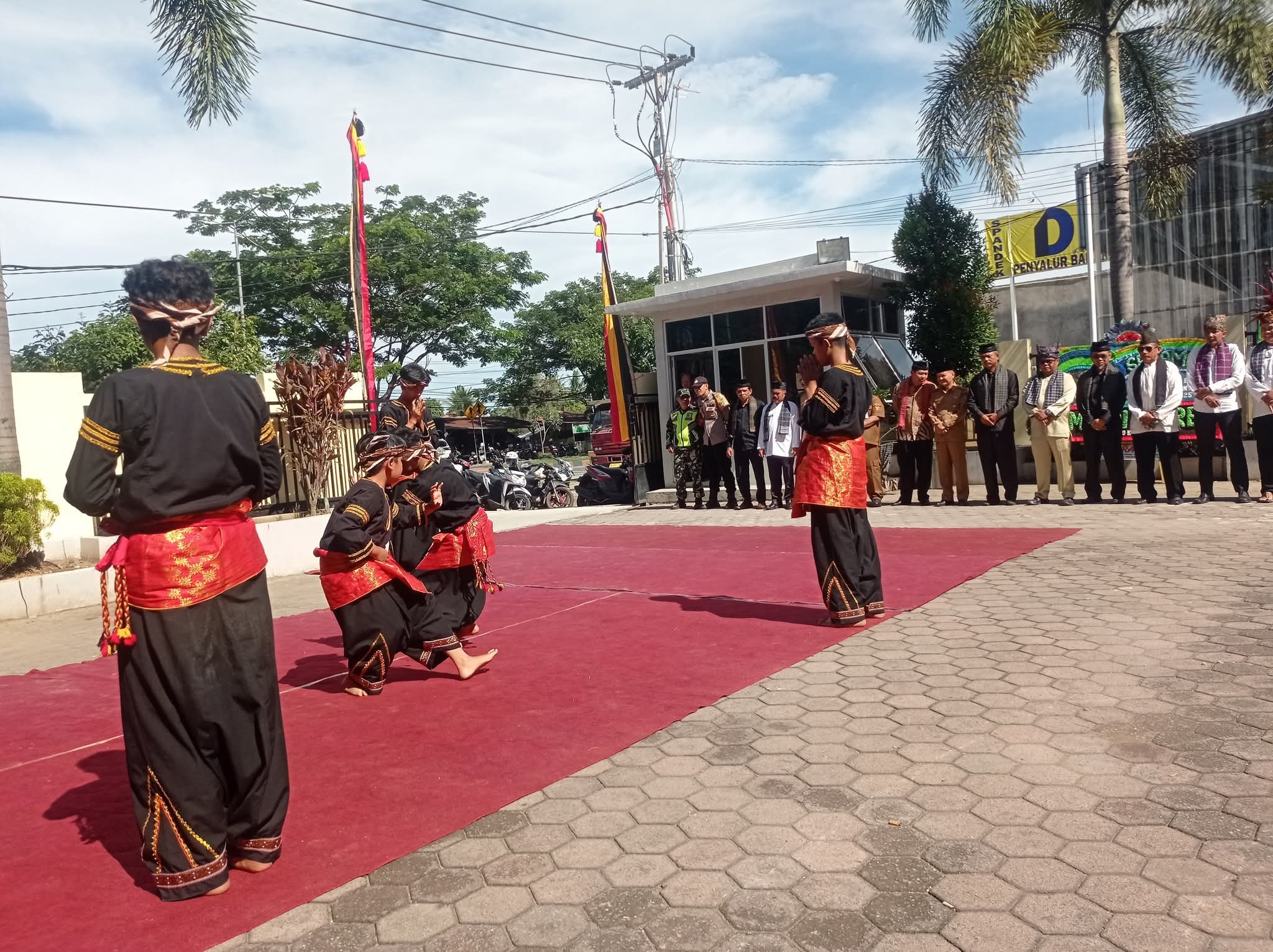 Para pemuda menampilkan pertunjukan Randai khas Minangkabau dalam pembukaan Festival Adat Budaya Pauh IX Kuranji 2025 di halaman kantor Camat Kuranji.(Foto:Diskominfo Padang)