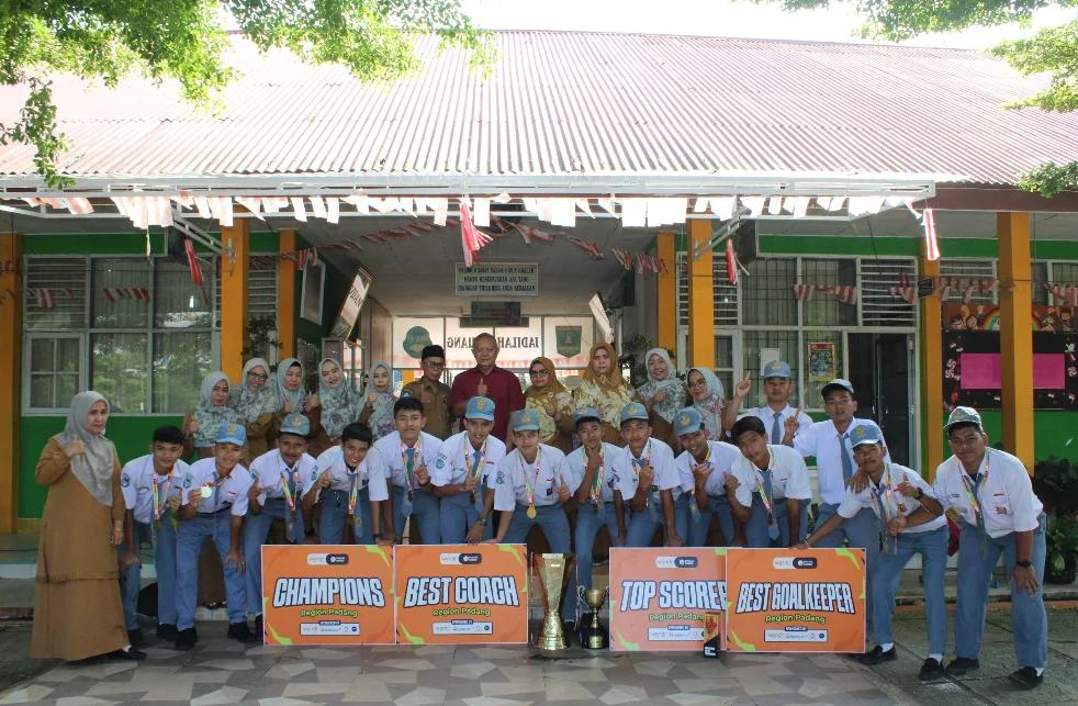 Para pemain tim futsal SMAN 14 Padang bersama kepala sekolah, guru, dan pelatih berfoto bersama usai meraih gelar Juara 1 Turnamen Futsal Series Regional Padang 2025.(Foto:Ist)