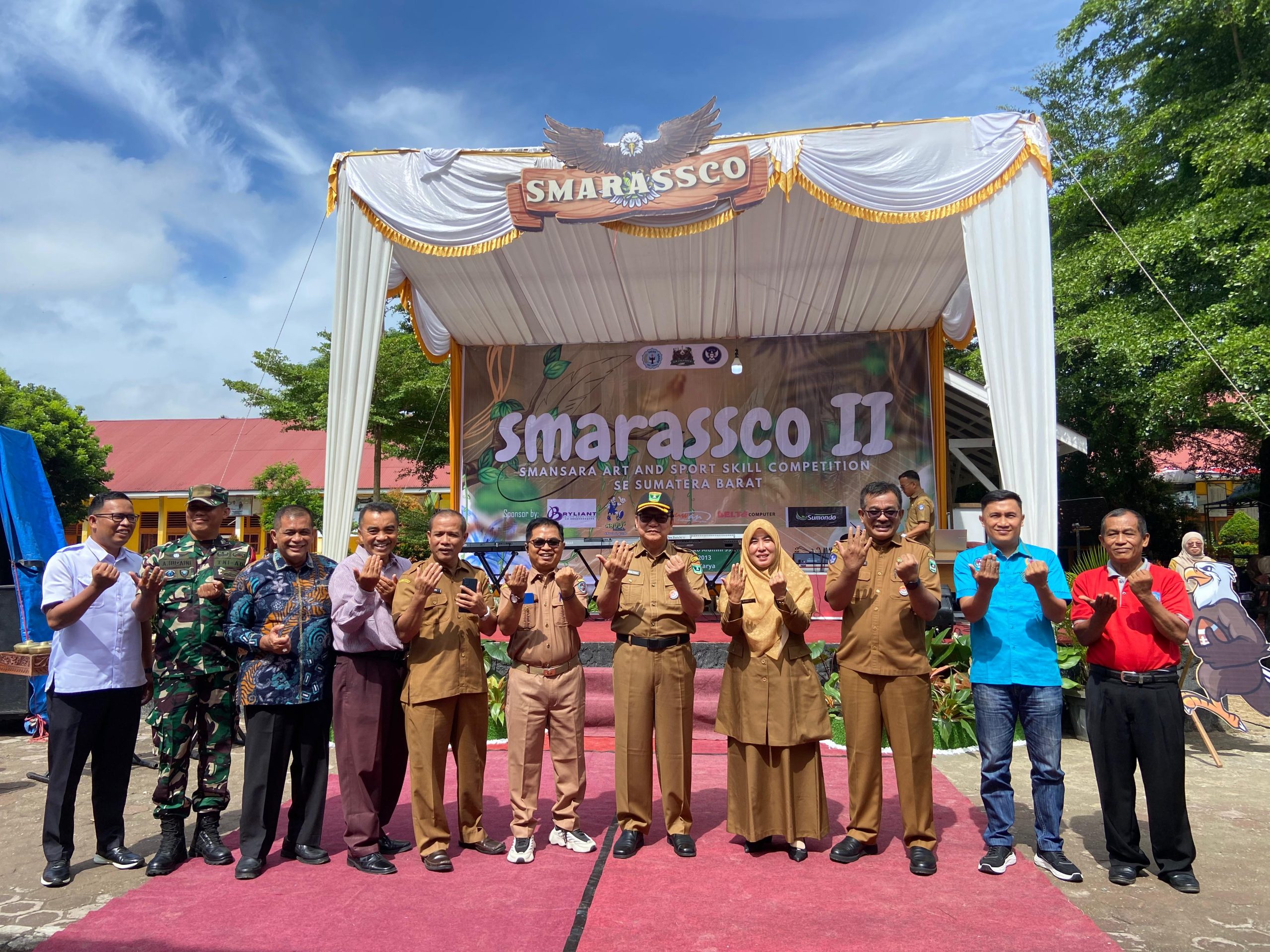 Kepala Dinas Pendidikan Sumbar dan Kacabdin dan Kepala Sekolah SMAN 1 Harau serta tamu undangan(Foto:Ist)
