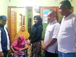 Pemko Langsa Serah Kursi Roda kepada Dua Warga Timbang Langsa yang Lumpuh