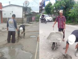 Warga Gampong Jawa Langsa Swadaya Tambal Jalan Berlubang