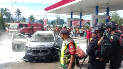 mobil terbakar