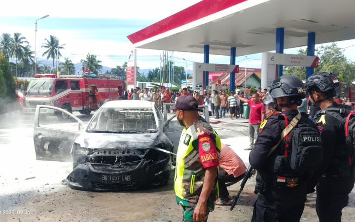 mobil terbakar