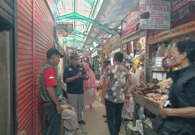 Sejumlah aktivis dan tokoh masyarakat Brebes selatan ketika melakukan kunjungan di pasar Induk Bumiayu (foto hariandaerah.com/Putra Zambase)