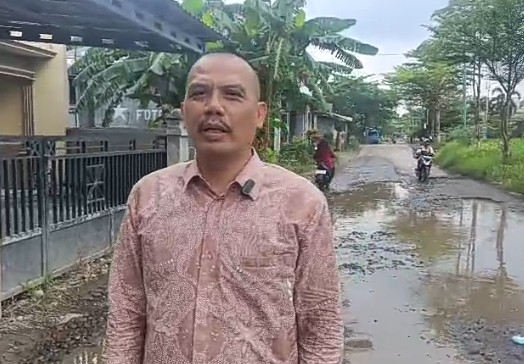 Ruas Jalan Kaliwadas-Kedungoleng Rusak Parah Warga Meminta Penanganan Serius 1 M.Tangguh Bahari tokoh masyarakat Desa Pruwatan Kecamatan Bumiayu, saat menunjukkan kondisi ruas jalan Kaliwadas-Kedungoleng yang rusak parah dan tergenang air saat hujan (foto hariandaerah.com/Putra Zambase)